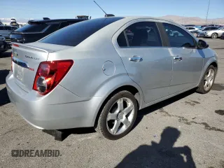 2015 Chevrolet Sonic LTZ z VIN 1G1JE5SBXF4100957, wystawiony jako Copart lot #46515715 z przebiegiem 117 258 mil mil oraz Czysty tytuł • Clean title. Historia ofert i sprzedaży dostępna na DreamBid. Obrazek 3.