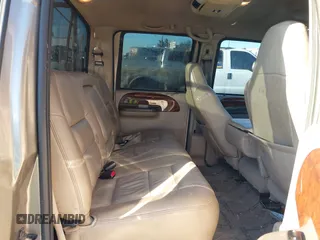 2003 Ford F-350 XL z VIN 1FTSW31P93ED31381, wystawiony jako IAAI lot #41388758 z przebiegiem 182 160 mil mil oraz . Historia ofert i sprzedaży dostępna na DreamBid. Obrazek 8.
