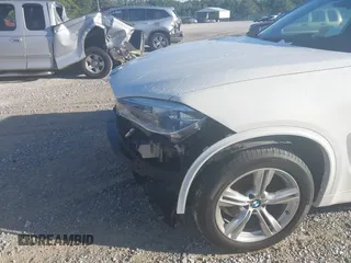 2015 BMW X5 xDrive35i z VIN 5UXKR0C5XF0P00041, wystawiony jako IAAI lot #42291641 z przebiegiem 73 109 mil mil oraz . Historia ofert i sprzedaży dostępna na DreamBid. Obrazek 6.