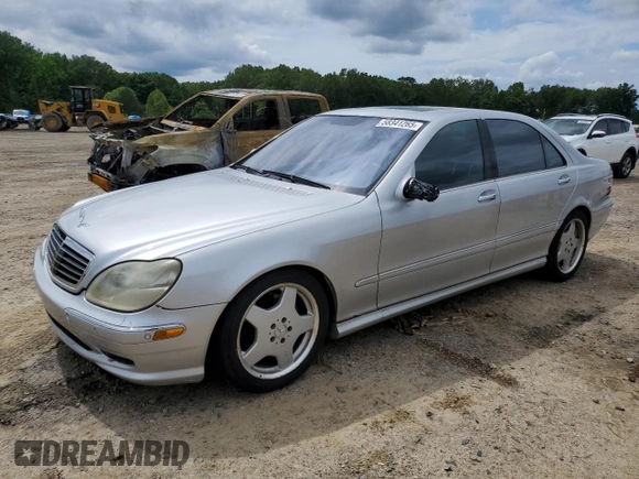 2002 Mercedes-Benz S 500 z VIN WDBNG75JX2A237991, wystawiony jako Copart lot #58341265 z przebiegiem Nie podano mil oraz Szkoda całkowita • Salvage title. Historia ofert i sprzedaży dostępna na DreamBid. Obrazek 1.