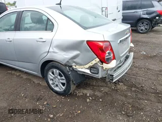 2014 Chevrolet Sonic LT z VIN 1G1JC5SH7E4131057, wystawiony jako IAAI lot #42468937 z przebiegiem 33 958 mil mil oraz . Historia ofert i sprzedaży dostępna na DreamBid. Obrazek 6.
