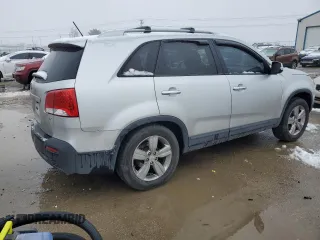 2013 Kia Sorento EX с VIN 5XYKU4A61DG351443, выставлен на аукционе Copart как лот 86988774 с пробегом 196 542 миль миль и Списание • Salvage title. История ставок и продаж доступна на DreamBid. Изображение 3.