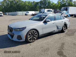 2024 BMW 5 Series 530i z VIN WBA43FJ03RCP81194, wystawiony jako Copart lot #57440365 z przebiegiem 29 934 mil mil oraz Czysty tytuł • Clean title. Historia ofert i sprzedaży dostępna na DreamBid. Obrazek 1.