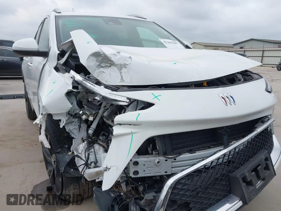 2024 Buick Encore GX Sport Touring z VIN KL4AMDSL9RB138008, wystawiony jako IAAI lot #42265467 z przebiegiem 28 000 mil mil oraz . Historia ofert i sprzedaży dostępna na DreamBid. Obrazek 6.