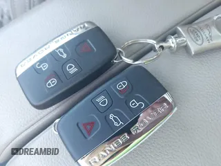 2019 Land Rover Range Rover Velar S z VIN SALYB2EXXKA215597, wystawiony jako IAAI lot #42577983 z przebiegiem 84 006 mil mil oraz . Historia ofert i sprzedaży dostępna na DreamBid. Obrazek 11.