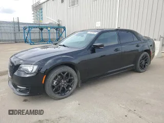 2021 Chrysler 300 S z VIN 2C3CCAGG1MH558488, wystawiony jako Copart lot #56586345 z przebiegiem 139 155 mil mil oraz Czysty tytuł • Clean title. Historia ofert i sprzedaży dostępna na DreamBid. Obrazek 1.
