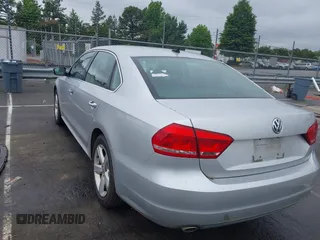 2013 Volkswagen Passat SE z VIN 1VWBN7A3XDC120658, wystawiony jako IAAI lot #42377686 z przebiegiem 99 993 mil mil oraz . Historia ofert i sprzedaży dostępna na DreamBid. Obrazek 3.