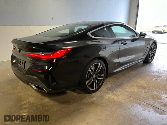 2020 BMW 8 Series M850i xDrive z VIN WBABC4C00LCE17379, wystawiony jako Copart lot #77059664 z przebiegiem 26 459 mil mil oraz Czysty tytuł • Clean title. Historia ofert i sprzedaży dostępna na DreamBid. Obrazek 4.