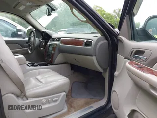 2007 Chevrolet Avalanche LTZ z VIN 3GNFK12377G115256, wystawiony jako IAAI lot #42204282 z przebiegiem 134 266 mil mil oraz . Historia ofert i sprzedaży dostępna na DreamBid. Obrazek 5.