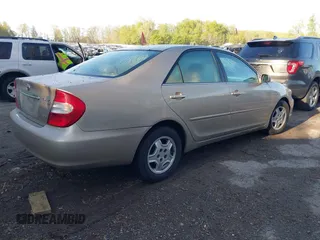 2003 Toyota Camry LE z VIN 4T1BF32K03U562089, wystawiony jako IAAI lot #42213639 z przebiegiem 281 054 mil mil oraz . Historia ofert i sprzedaży dostępna na DreamBid. Obrazek 4.