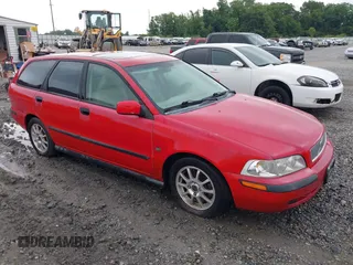 2001 Volvo V40 с VIN YV1VW295X1F632284, выставлен на аукционе IAAI как лот 42426338 с пробегом 161 048 миль миль и . История ставок и продаж доступна на DreamBid. Изображение 1.