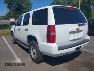 2013 Chevrolet Tahoe Commercial z VIN 1GNSK2E01DR268491, wystawiony jako IAAI lot #40302113 z przebiegiem 183 889 mil mil oraz . Historia ofert i sprzedaży dostępna na DreamBid. Obrazek 3.