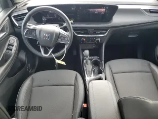 2024 Buick Encore GX Preferred z VIN KL4AMCSL2RB002703, wystawiony jako Copart lot #54006835 z przebiegiem 47 607 mil mil oraz Szkoda całkowita • Salvage title. Historia ofert i sprzedaży dostępna na DreamBid. Obrazek 8.