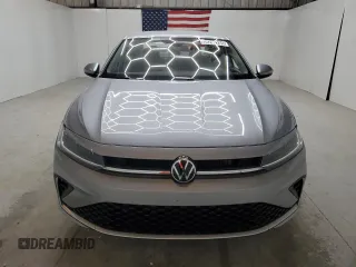 2025 Volkswagen Jetta S z VIN 3VW5X7BU0SM022894, wystawiony jako Copart lot #58201265 z przebiegiem 7 939 mil mil oraz Czysty tytuł • Clean title. Historia ofert i sprzedaży dostępna na DreamBid. Obrazek 5.