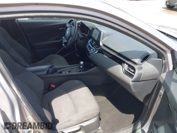 2018 Toyota C-HR XLE z VIN NMTKHMBX5JR009504, wystawiony jako IAAI lot #41776136 z przebiegiem 63 795 mil mil oraz . Historia ofert i sprzedaży dostępna na DreamBid. Obrazek 5.