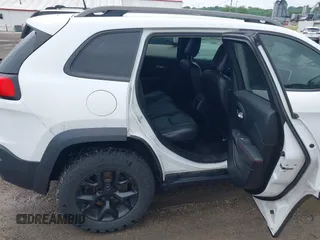 2016 Jeep Cherokee Trailhawk with VIN 1C4PJMBS6GW210756, listed as a IAAI auction lot 42423757 with Not provided miles and . Bid and sale history available at DreamBid. Image 8.
