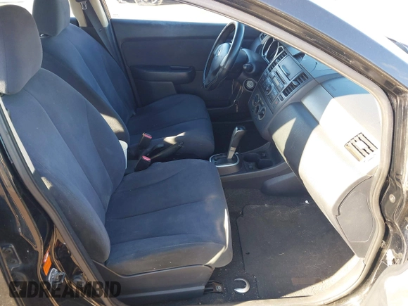 2009 Nissan Versa S z VIN 3N1BC13EX9L363180, wystawiony jako IAAI lot #42510405 z przebiegiem 113 287 mil mil oraz . Historia ofert i sprzedaży dostępna na DreamBid. Obrazek 5.