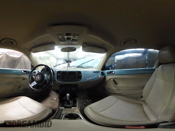 2014 Volkswagen Beetle 1.8T z VIN 3VWJ17AT8EM662235, wystawiony jako IAAI lot #42371906 z przebiegiem 118 173 mil mil oraz . Historia ofert i sprzedaży dostępna na DreamBid. Obrazek 18.