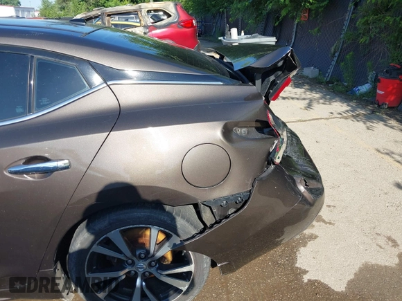 2016 Nissan Maxima Platinum z VIN 1N4AA6AP3GC385276, wystawiony jako IAAI lot #42547410 z przebiegiem 100 307 mil mil oraz . Historia ofert i sprzedaży dostępna na DreamBid. Obrazek 17.