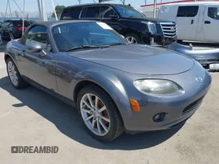 2006 Mazda MX-5 Miata Touring z VIN JM1NC25F860113418, wystawiony jako IAAI lot #42004241 z przebiegiem 116 615 mil mil oraz . Historia ofert i sprzedaży dostępna na DreamBid. Obrazek 1.