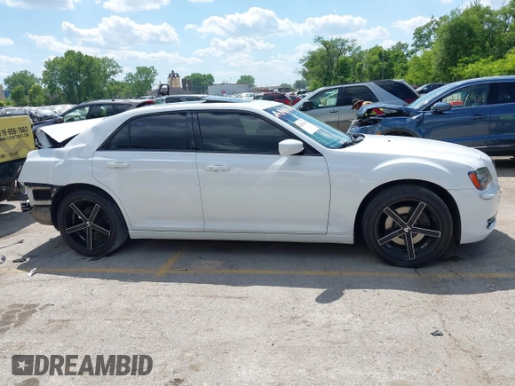 2014 Chrysler 300 S z VIN 2C3CCAGG4EH297391, wystawiony jako IAAI lot #42207431 z przebiegiem 106 571 mil mil oraz . Historia ofert i sprzedaży dostępna na DreamBid. Obrazek 14.