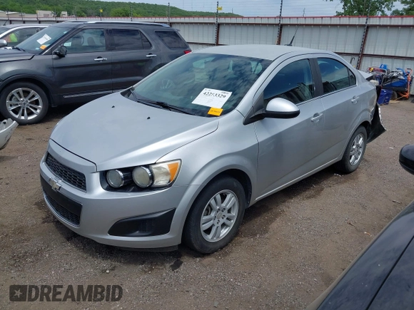 2014 Chevrolet Sonic LT z VIN 1G1JC5SH9E4159913, wystawiony jako IAAI lot #42253329 z przebiegiem 156 333 mil mil oraz . Historia ofert i sprzedaży dostępna na DreamBid. Obrazek 17.