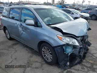 2017 Toyota Sienna XLE Auto Access Seat with VIN 5TDYZ3DC6HS809784, listed as a IAAI auction lot 41546264 with 98,937 mi miles. Bid and sale history available at carsss.com. Image 1.