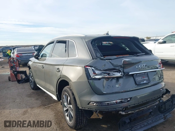 2024 Audi Q5 S line Premium z VIN WA1GAAFY7R2126513, wystawiony jako IAAI lot #41083660 z przebiegiem 927 mil mil oraz . Historia ofert i sprzedaży dostępna na DreamBid. Obrazek 3.
