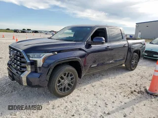2023 Toyota Tundra Platinum z VIN 5TFNA5DB3PX115091, wystawiony jako Copart lot #56911875 z przebiegiem 25 997 mil mil oraz Czysty tytuł • Clean title. Historia ofert i sprzedaży dostępna na DreamBid. Obrazek 1.