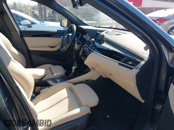 2018 BMW X1 xDrive28i z VIN WBXHT3C31J3H31737, wystawiony jako IAAI lot #41698670 z przebiegiem 68 017 mil mil oraz . Historia ofert i sprzedaży dostępna na DreamBid. Obrazek 5.