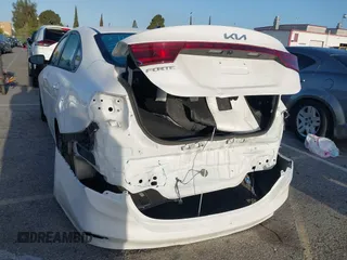 2023 Kia Forte LXS z VIN 3KPF24AD6PE539124, wystawiony jako IAAI lot #41946697 z przebiegiem 57 512 mil mil oraz . Historia ofert i sprzedaży dostępna na DreamBid. Obrazek 3.