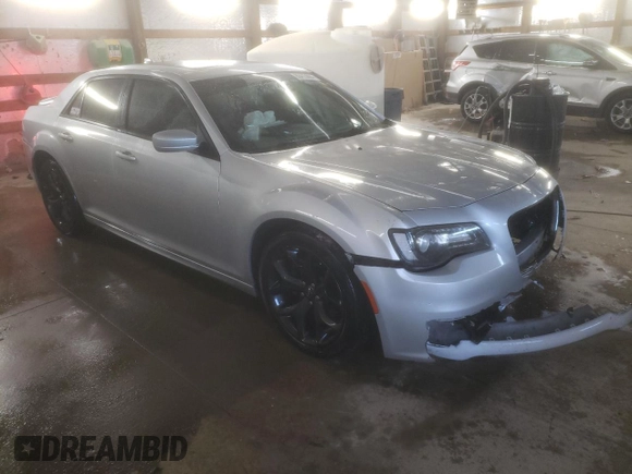 2020 Chrysler 300 S z VIN 2C3CCABT4LH187457, wystawiony jako Copart lot #83415084 z przebiegiem 59 900 mil mil oraz Szkody całkowita. Historia ofert i sprzedaży dostępna na DreamBid. Obrazek 4.
