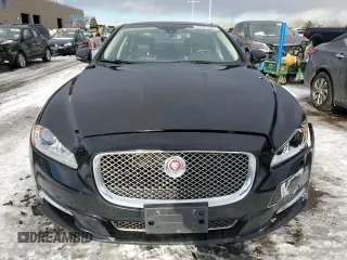 2015 Jaguar XJ Portfolio z VIN SAJWJ2GD4F8V79582, wystawiony jako Copart lot #42121395 z przebiegiem 65 017 mil mil oraz Szkoda całkowita • Salvage title. Historia ofert i sprzedaży dostępna na DreamBid. Obrazek 5.