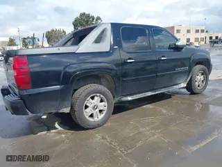 2007 Chevrolet Avalanche LT w/1LT with VIN 3GNEC12027G305318, listed as a IAAI auction lot 41825728 with 190,558 mi miles. Bid and sale history available at carsss.com. Image 4.