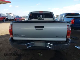 2008 Toyota Tacoma z VIN 5TEUU42N28Z563570, wystawiony jako IAAI lot #42193035 z przebiegiem 226 673 mil mil oraz . Historia ofert i sprzedaży dostępna na DreamBid. Obrazek 16.
