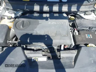 2014 Jeep Cherokee Trailhawk with VIN 1C4PJMBS8EW163212, listed as a IAAI auction lot 42124107 with 114,999 mi miles. Bid and sale history available at carsss.com. Image 10.