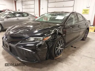 2023 Toyota Camry SE z VIN 4T1G11AK5PU077849, wystawiony jako IAAI lot #42210826 z przebiegiem 45 680 mil mil oraz . Historia ofert i sprzedaży dostępna na DreamBid. Obrazek 2.