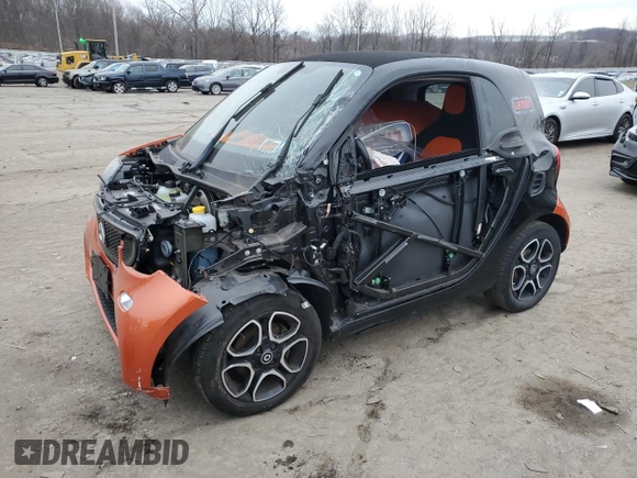 2019 Smart fortwo Pure z VIN WMEFJ9BA3KK410320, wystawiony jako Copart lot #82931664 z przebiegiem Nie podano mil oraz Szkody całkowita. Historia ofert i sprzedaży dostępna na DreamBid. Obrazek 1.