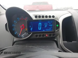 2014 Chevrolet Sonic LS z VIN 1G1JA5SH9E4180377, wystawiony jako IAAI lot #41839198 z przebiegiem 156 357 mil mil oraz . Historia ofert i sprzedaży dostępna na DreamBid. Obrazek 7.