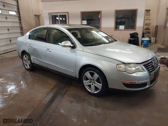2008 Volkswagen Passat Sedan Komfort with VIN WVWAK73CX8E009882, listed as a IAAI auction lot 41724462 with NaN miles. Bid and sale history available at carsss.com. Image 1.
