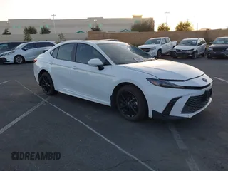 2025 Toyota Camry LE z VIN 4T1DAACK2SU552947, wystawiony jako IAAI lot #41180845 z przebiegiem Nie podano mil oraz . Historia ofert i sprzedaży dostępna na DreamBid. Obrazek 1.