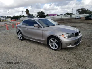 2013 BMW 1 Series 128i z VIN WBAUP9C59DVS94870, wystawiony jako Copart lot #80990614 z przebiegiem 111 331 mil mil oraz Szkoda całkowita • Salvage title. Historia ofert i sprzedaży dostępna na DreamBid. Obrazek 4.