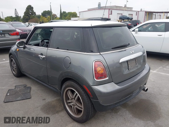 2010 MINI Hardtop z VIN WMWMF3C57ATZ25476, wystawiony jako IAAI lot #42745866 z przebiegiem 100 461 mil mil oraz . Historia ofert i sprzedaży dostępna na DreamBid. Obrazek 3.