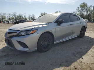 2020 Toyota Camry SE z VIN 4T1G11AK4LU395858, wystawiony jako Copart lot #53045555 z przebiegiem 44 328 mil mil oraz Szkoda całkowita • Salvage title. Historia ofert i sprzedaży dostępna na DreamBid. Obrazek 1.