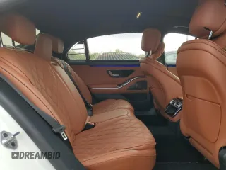 2022 Mercedes-Benz S 580 z VIN W1K6G7GB1NA132424, wystawiony jako Copart lot #55070525 z przebiegiem 47 110 mil mil oraz Szkoda całkowita • Salvage title. Historia ofert i sprzedaży dostępna na DreamBid. Obrazek 10.