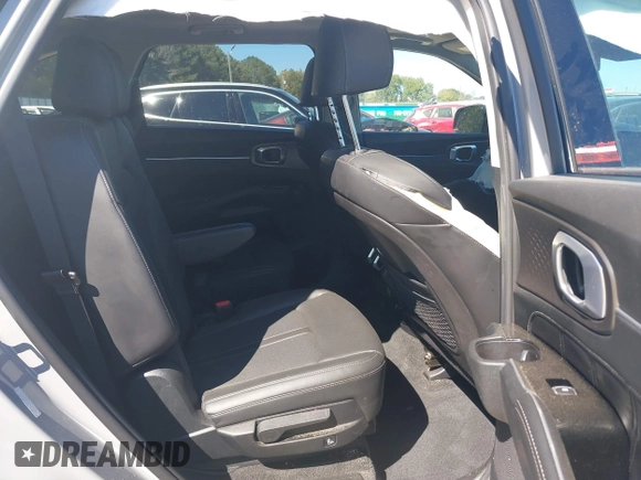 2023 Kia Sorento X-Line SX Prestige z VIN 5XYRKDLFXPG214202, wystawiony jako IAAI lot #40638311 z przebiegiem 19 871 mil mil oraz . Historia ofert i sprzedaży dostępna na DreamBid. Obrazek 8.