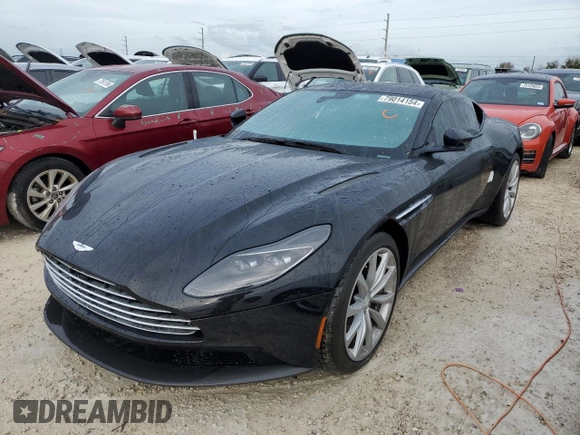 2021 Aston Martin DB11 V8 z VIN SCFRMFAW6MGL10668, wystawiony jako Copart lot #79014154 z przebiegiem Nie podano mil oraz Szkody całkowita. Historia ofert i sprzedaży dostępna na DreamBid. Obrazek 1.
