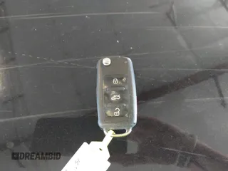 2015 Volkswagen Jetta SE z VIN 3VWD17AJ7FM415950, wystawiony jako IAAI lot #42202024 z przebiegiem 107 877 mil mil oraz . Historia ofert i sprzedaży dostępna na DreamBid. Obrazek 11.