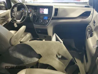 2018 Toyota Sienna XLE z VIN 5TDDZ3DC1JS190712, wystawiony jako Copart lot #62282255 z przebiegiem 63 438 mil mil oraz Szkoda całkowita • Salvage title. Historia ofert i sprzedaży dostępna na DreamBid. Obrazek 8.