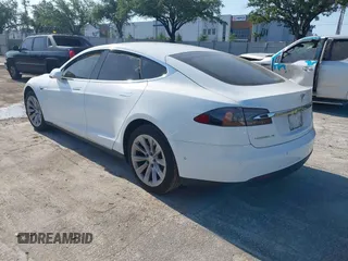 2016 Tesla Model S 70 z VIN 5YJSA1E16GF129997, wystawiony jako IAAI lot #42108270 z przebiegiem Nie podano mil oraz . Historia ofert i sprzedaży dostępna na DreamBid. Obrazek 3.